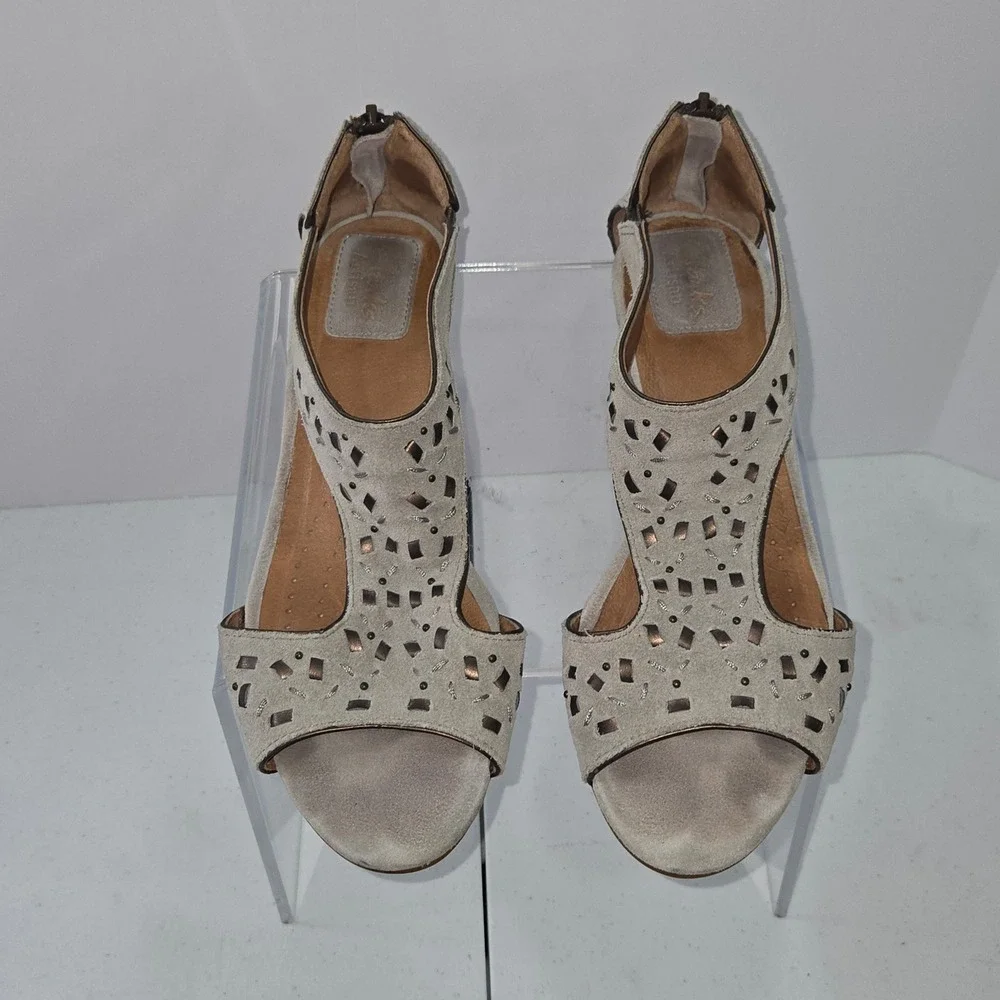 Clarks Artisan Tan Suede Wedge Sandals Laser Cut Peep Toe Back Zip 8M 31889